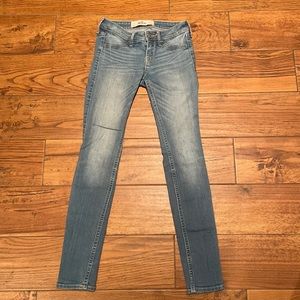 Hollister | Light Wash | Low-Rise Super Skinny | Gold Threaded | 23 X 29 | 00R